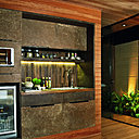 Le Bananaplac est un panneau en fibre de bananier pressé avec une résine biodégradable. Produit dans la région do Vale do Ribeira au Brésil, il se pose sur une surface lisse, plane et sèche.