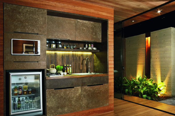 Le Bananaplac est un panneau en fibre de bananier pressé avec une résine biodégradable. Produit dans la région do Vale do Ribeira au Brésil, il se pose sur une surface lisse, plane et sèche.