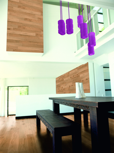 « Andy » est un parquet et lambris en chêne huilé. Le bois pare les murs et le sol de façon harmonieuse et raffinée.