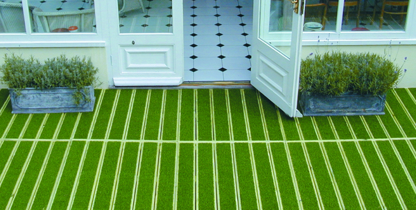 Grassedeck de Finnforest est une gamme de lames alliant une structure en bois et un revêtement de gazon synthétique 100% fibres polypropylène, d’une épaisseur de 6 mm (garantie 15 ans).