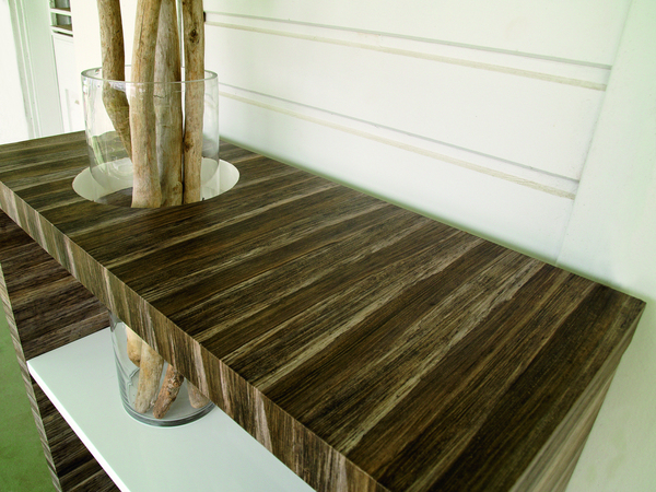 Produit aux Antilles, Green Blade est souple et une large gamme de teintes et de motifs est proposée. Son application est facile. Il est entoilé sur papier, sur un non-tissé ou préencollé.