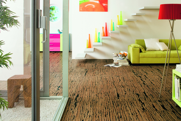 Corkett Tigra permet de créer pour un aménagement intérieur une ambiance originale de qualité. Les teintes sont les couleurs du pelage du tigre, beige doré et noir.