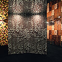 Collection de panneaux de bois décoratifs « Christian Lacroix » avec des bois classiques ou exotiques (chêne, frêne, sycomore, noyer, wengé, acajou ou palissandre) mais aussi d’Afrique (lati, koto, aniegre). Comme les tissus, ils ont été teints, imprimés, patchés et superposés.