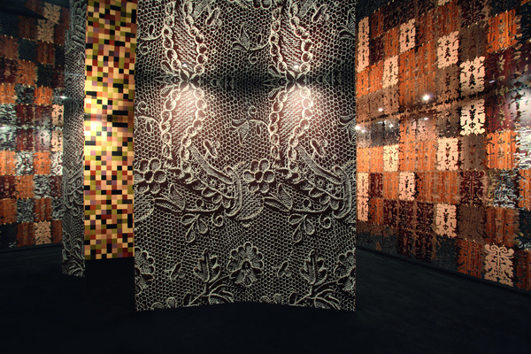 Collection de panneaux de bois décoratifs « Christian Lacroix » avec des bois classiques ou exotiques (chêne, frêne, sycomore, noyer, wengé, acajou ou palissandre) mais aussi d’Afrique (lati, koto, aniegre). Comme les tissus, ils ont été teints, imprimés, patchés et superposés.