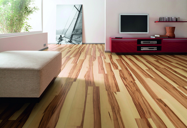 Durci aux UV et inoffensif sur le plan écologique. Le parquet est résistant à l’usure et facile d’entretien. Ce modèle est le noyer de cœur animé.