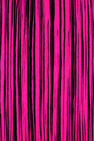 Ce modèle porte le nom curieux de Zébrano rose Pop. Les panneaux résistent à l’abrasion, aux chocs et rayures, aux UV.