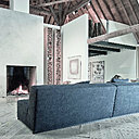 Des finitions standards pour des techniques de qualité comme l’émulsion pour faire réagir le tanin du chêne ou encore le « brossé brûlé » à la main pour faire fondre les particules tendres du bois.