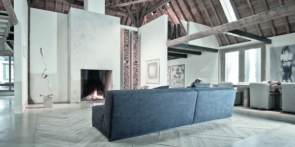 Des finitions standards pour des techniques de qualité comme l’émulsion pour faire réagir le tanin du chêne ou encore le « brossé brûlé » à la main pour faire fondre les particules tendres du bois.