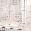 Blanches immaculées, les salles de bains intégralement recouverte de mosaïque