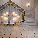 Pierre de Mareuil et cabochons noirs, rampe en bronze doré pour l'escalier majestueux