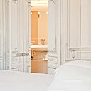 Camaïeu de blanc entre les chambres et les salles de bains pour une ambiance douce, pure et apaisante