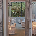 Fauteuils houssés de blanc pour le restaurant dans l'esprit typique de Maison Martin Margiela