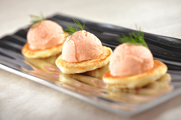 Sorbet au saumon fumé sur blinis avec petit brin d'aneth