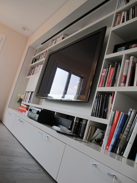 Bibliothèques, rangements et meubles hifi ont été entièrement dessinés en vue d'une parfaite intégration