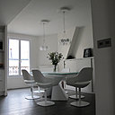 Le banal duplex devient un triplex moderne et fluide, tout de blanc vêtu, pour le plus grand bonheur d'un couple parisien et de leurs deux enfants