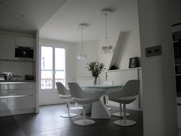 Le banal duplex devient un triplex moderne et fluide, tout de blanc vêtu, pour le plus grand bonheur d'un couple parisien et de leurs deux enfants