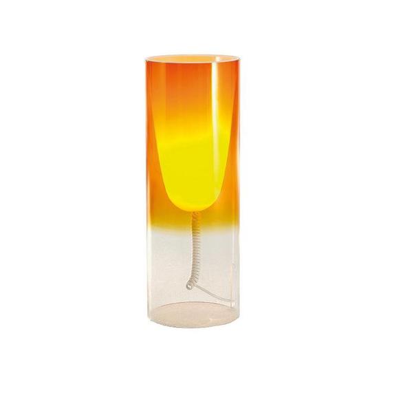 Fruit de la collaboration entre Ferruccio Laviani et Kartell, Tobee, est une lampe de table à l'effet coloré lumineux. Le tube en matière plastique laisse délibérément visibles les détails de construction. Existe en cristal, bleu ciel, rouge, orange et vert. 181 € chez Made in design.