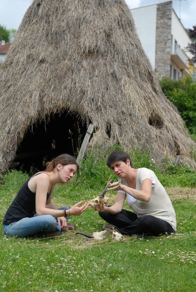 A la fin du parcours, on peut participer à un repas de trappeur avec fabrication de son propre pain sous la braise, canard à la broche, eau de gentiane à boire…