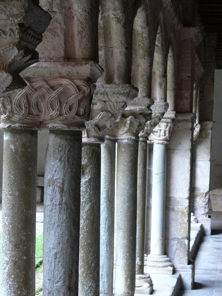 Jouxtant l’église,  le cloître de 1170 offre au regard de splendides chapiteaux aux motifs de tresses, entrelacs et scènes bibliques.