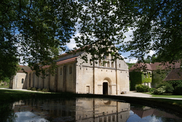 L’allée qui mène à l’église abbatiale a été élargie afin de mettre la façade de cette dernière en valeur