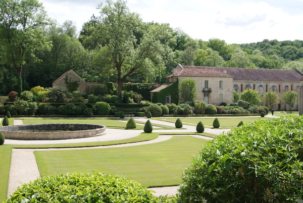 Une mixed border surplombe maintenant l’ancien jardin des simples de l’abbaye, transformé en jardin à la française