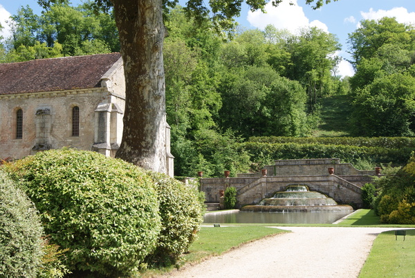 Une sommière a été percée pour éclaircir quelque peu la forêt qui ceint Fontenay, à l’endroit où cette dernière surmonte un bassin aux eaux vives jaillissant en fontaine