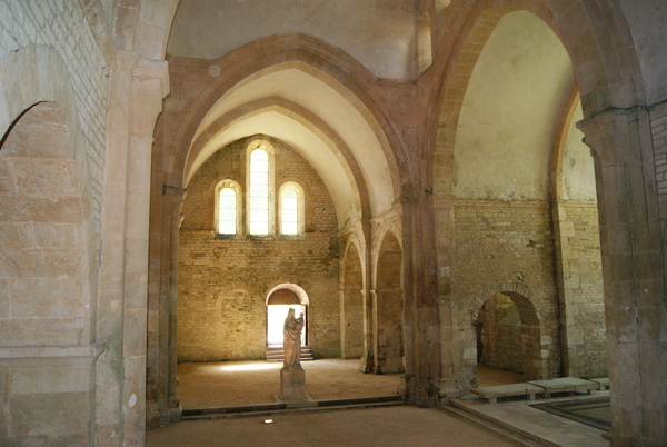 La vierge de Fontenay, vendue à la révolution, a été restaurée et règne désormais au sein de l’abbatiale