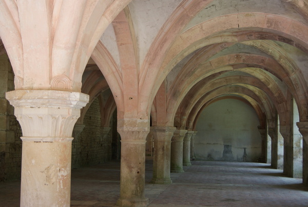 La salle des moines, dont on ignore l’usage exacte, s’articule en six travées de deux nefs