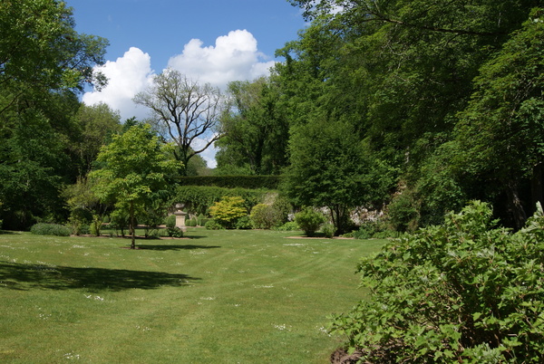 L’abbaye compte 7000 m2 de vrai gazon entretenu avec des méthodes anglaises : scarification bisannuelle, désherbage très fin et utilisation d’une tondeuse hélicoïdale. Vue du « jardin saint Bernard »