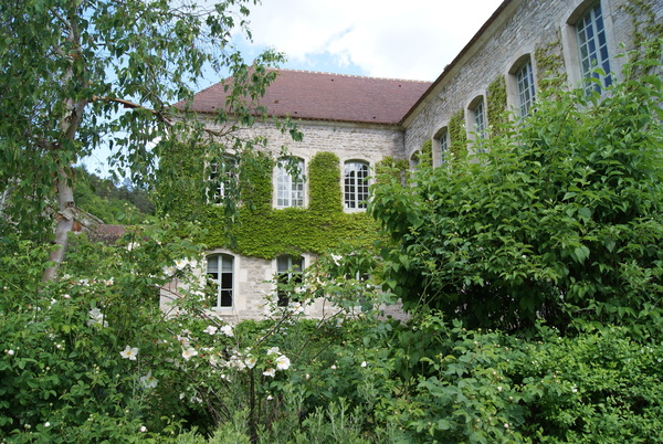 Plates-bandes et massifs fleuris font office de barrières végétales pour préserver l’intimité des propriétaires