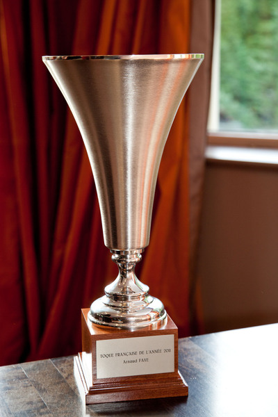 L' association des Toques Françaises récompense des chefs de renom à la tête de tables prestigieuses, le plus souvent étoilées.