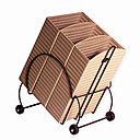 Les trois boîtes en carton recyclé, vernies à l’aide d’une laque respectueuse de l’environnement, sont montées sur un chariot en acier sur roulettes. Dimensions des boîtes : L 27 x H 40 x P 11 cm. Prix non communiqué. Design Harri Korhonen. Cruiser 2011. Inno/1Rdesign. www.design-et-developpement-durable.com