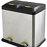 Une poubelle à poser destinée au tri sélectif. Couvercle en acier, corps en acier inox. 2 x 22 litres. Ouverture à pédale sur chaque bac. L 50 x H 53 x P 35 cm. 49 €. Leroy Merlin. www.leroymerlin.fr