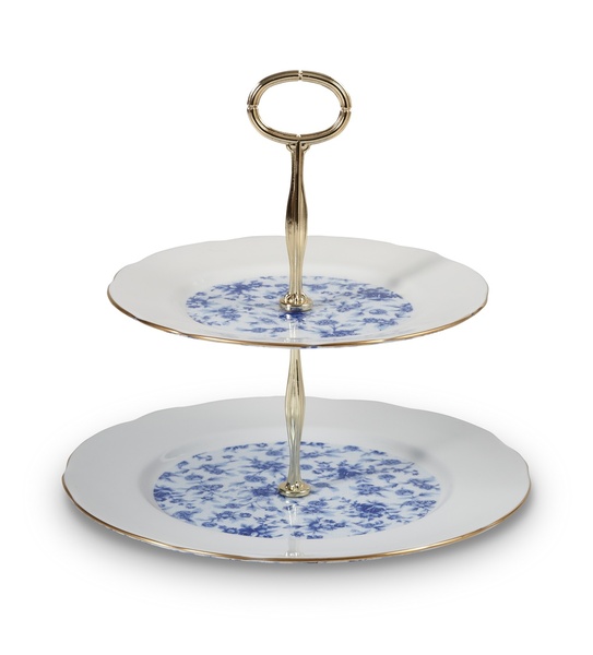 Un plat à gâteau en porcelaine qui évoque les jardins anglais. Collection signée Andrew Tanner pour la manufacture anglaise Royal Winton. 120 €. Fleux.