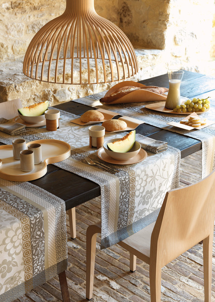 Pour habiller une table, des vis-à-vis 100% coton peigné. 55 x 150 cm. 45 €. Collection Provence coloris calisson. Le Jacquard Français.