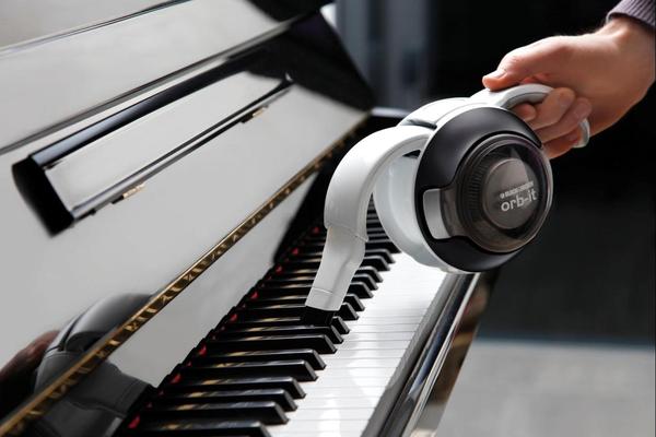 6 coloris vitaminés pour cette nouvelle génération d’aspirette style soucoupe volante,  dont le réservoir à poussière se vide ultra facilement. Autonomie de 7 heures pour l’Or-bit signée Black & Decker, 59,90€ TTC.