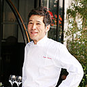 Aux fourneaux: Sadaki Kajiwara, un japonais formé à l’école Tsuji d’Osaka, qui fut second au Kong, le restaurant du couturier Kenzo.