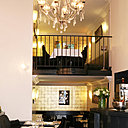 Une décoration élégante et raffinée avec un mur entier couvert de feuilles d'or