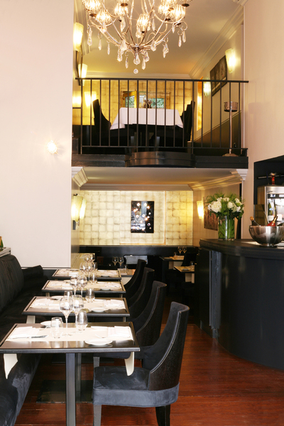 Une décoration élégante et raffinée avec un mur entier couvert de feuilles d'or