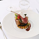 Carré d’agneau très tendre avec quelques légumes d’été relevés d’une émulsion coco curry vert