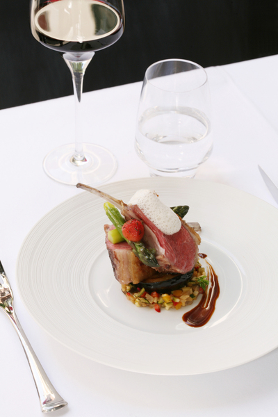 Carré d’agneau très tendre avec quelques légumes d’été relevés d’une émulsion coco curry vert