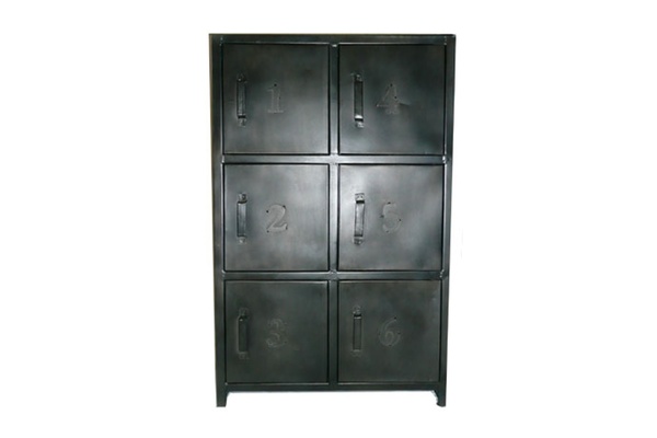 Casiers métalliques. Meuble en acier avec portes numérotées. L 68 x P 32 x H 107 cm. 550 €. Kasaya.