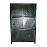 Casiers métalliques. Meuble en acier avec portes numérotées. L 68 x P 32 x H 107 cm. 550 €. Kasaya.