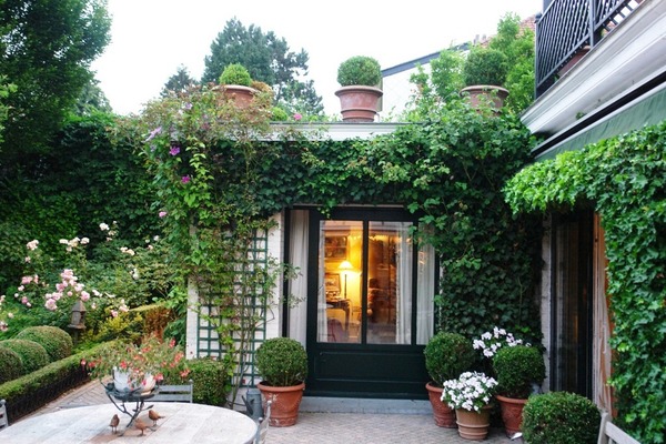 Vue sur la chambre intégrée dans la jardin.
