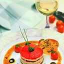 Avec quelques tomates et poivrons, réalisez une belle entrée estivale : le Millefeuille de tomates, poivrons et Chavignol