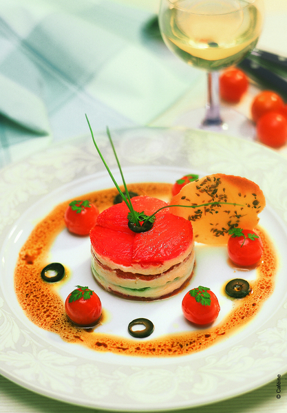 Avec quelques tomates et poivrons, réalisez une belle entrée estivale : le Millefeuille de tomates, poivrons et Chavignol