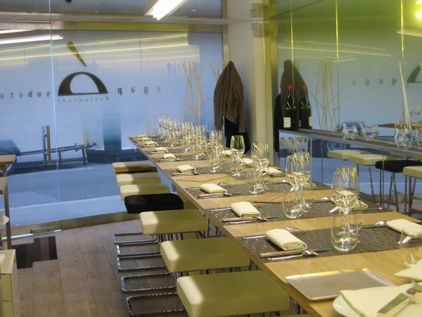 La salle de l'Agapé toute en longueur. 22 couverts seulement pour 22 gourmets très privilégiés.