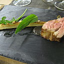 L'agneau,divinement cuit, servi avec justesse avec une aubergine « brûlée » et un oignon juste saisi, doux et croquant.