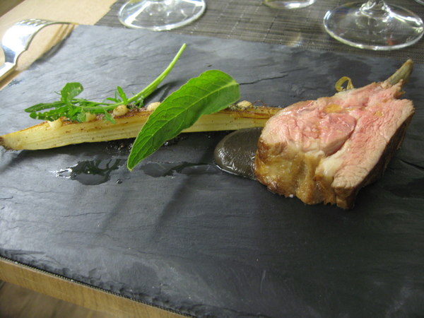 L'agneau,divinement cuit, servi avec justesse avec une aubergine « brûlée » et un oignon juste saisi, doux et croquant.
