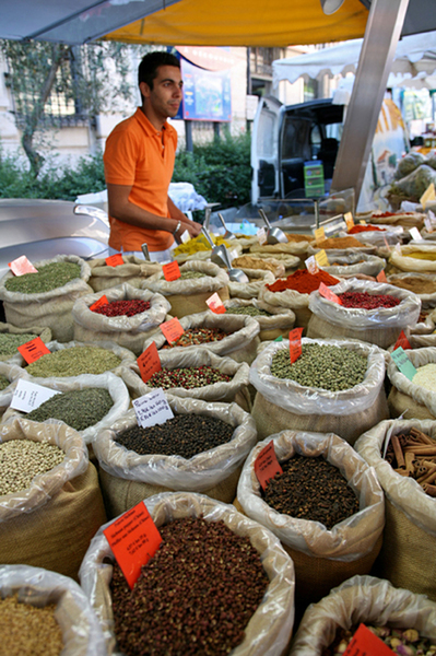 Riches en protéines et très économiques, les légumes secs sont liés à l'histoire culinaire de nos terroirs.